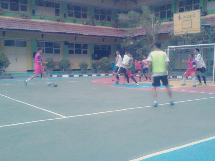 smk58futsal's tweet photo. Lanjut kelas X VS XII .. #trofeo #smk58 #futsalsmk58 #fun https://t.co/tRynvsESxN