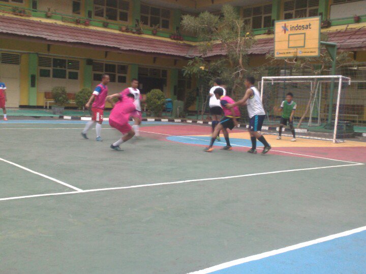 smk58futsal's tweet photo. Lanjut kelas X VS XII .. #trofeo #smk58 #futsalsmk58 #fun https://t.co/tRynvsESxN