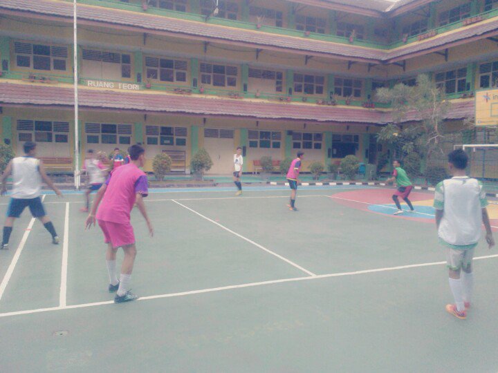 smk58futsal's tweet photo. Lanjut kelas X VS XII .. #trofeo #smk58 #futsalsmk58 #fun https://t.co/tRynvsESxN