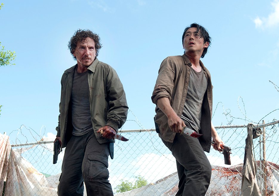 WalkingDeadIT's tweet photo. Nicholas e Glenn non riescono nell'intento di incendiare il negozio di mangimi e si ritrovano in trappola #TWDita https://t.co/bXosHXkx54