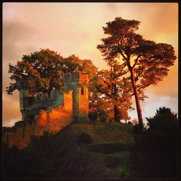 Saturday's Spooks &amp; Shakespeare tour was a halloween hit! We were lucky enough to catch this Warwick Castle sunset!
