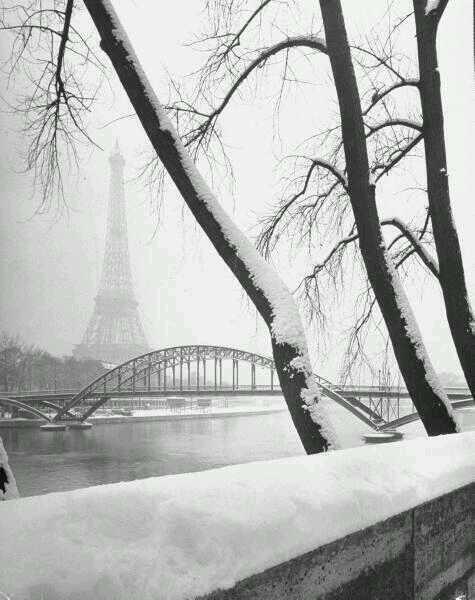 ThatsHistory's tweet photo. Winter in Paris, 1948. https://t.co/iW0WTnoahx