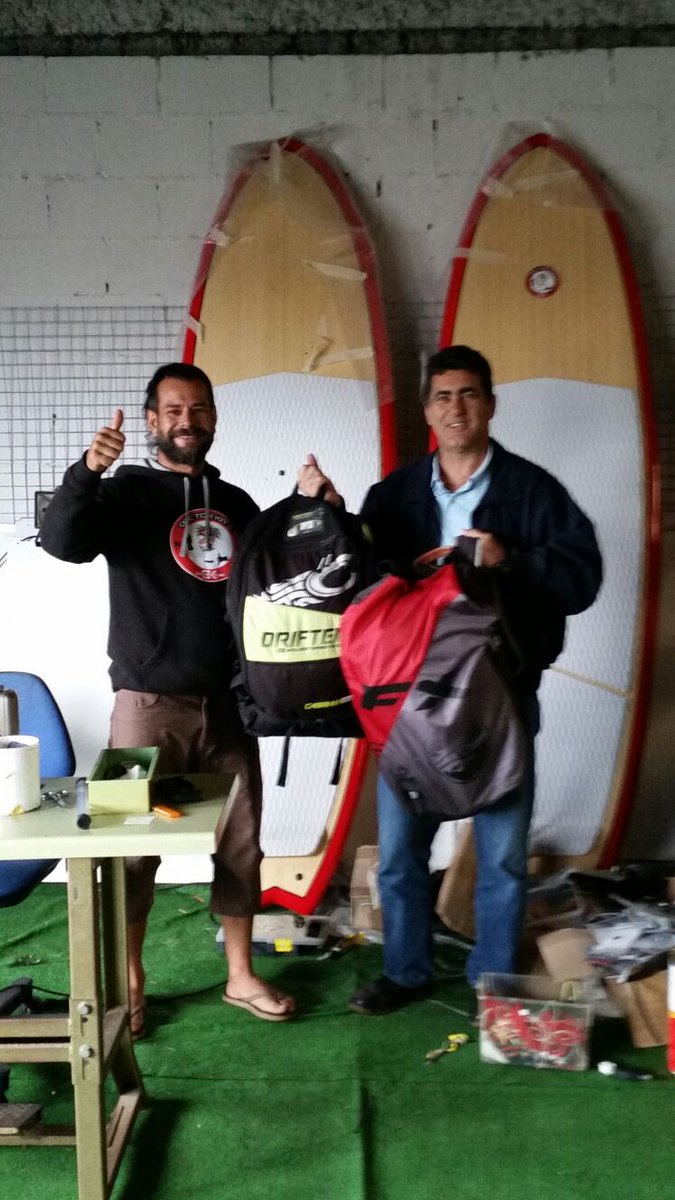DoctorKitesurf's tweet photo. Hola chicos!!hoy con Fernando haciendo plan Renove , 2013 driffter por 2016 fx, gran cambio!!! #kite #malaga #tarifa https://t.co/r7HUbuX823