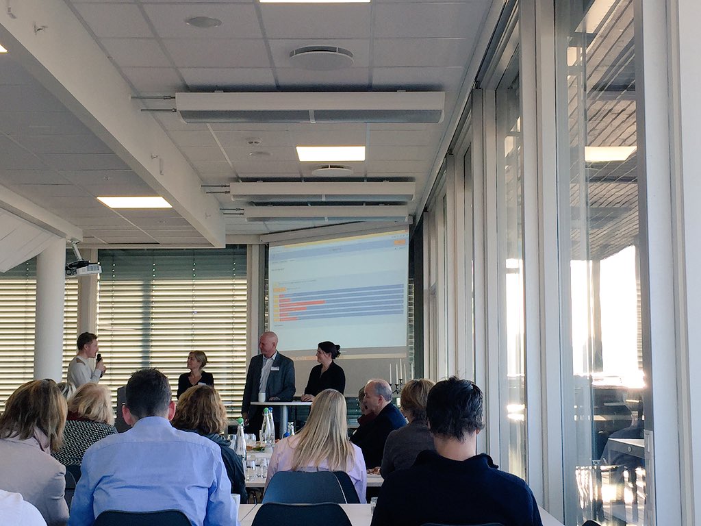 veralkri's tweet photo. Høyt engasjement på seminar om "Pennal eller Pad" i den første #skriveopplæringen #NIFU https://t.co/F9anjmwstg