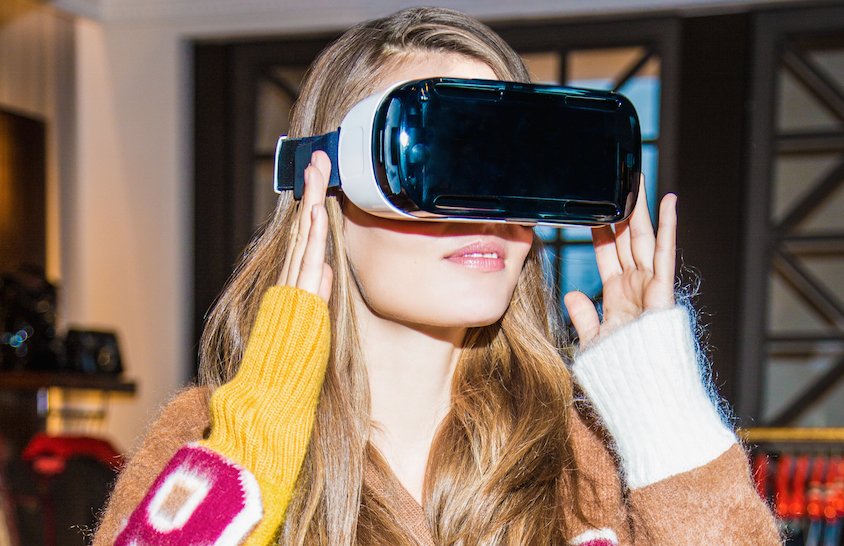 ForbesTech's tweet photo. Tommy Hilfiger’s fall catwalk show is now available to watch via virtual reality: https://t.co/c2kXr7PEwu https://t.co/7el0XnXzZh