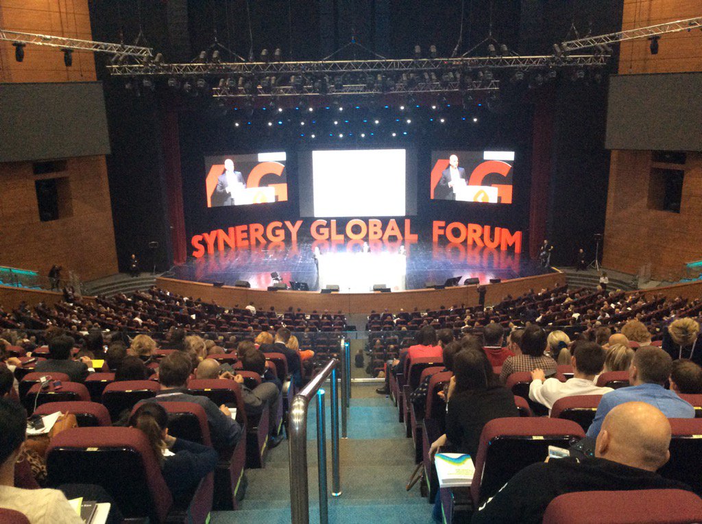 Москва. Готовлюсь выйти замыкающим на сцену Synergy Global Forum'а. 4,5 тысячи  участников. Адреналин пошёл