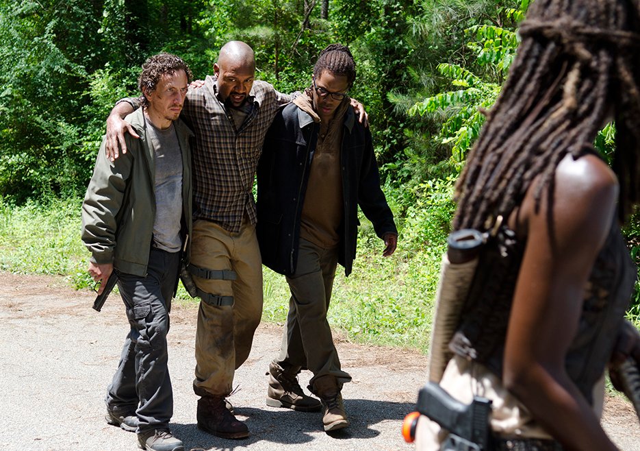 WalkingDeadIT's tweet photo. Una parte del gruppo procede verso Alexandria, ma molti muoiono e/o restano feriti #TWDita https://t.co/FfDHYZoDSg