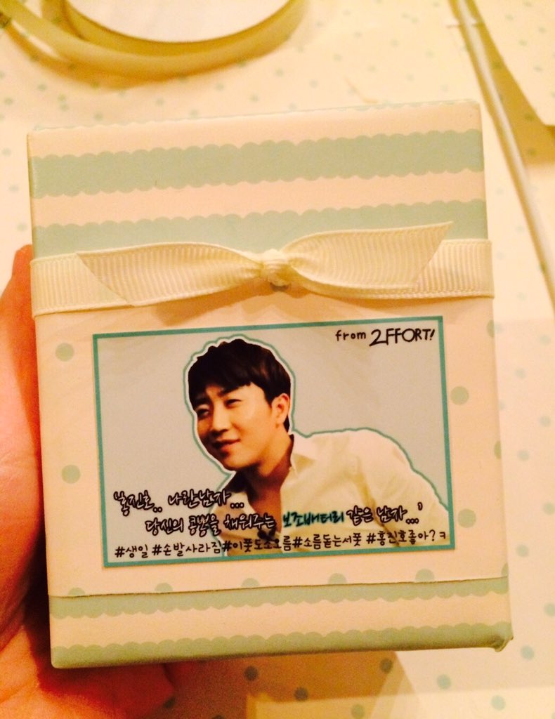 2ffort22's tweet photo. 1. 보조 배터리

하루종일 혹사당하는 홍진호님의 핸드폰을 위해 보조 배터리를 준비하였습니다. 축하 멘트 각인시 홍진호님의 배터리(사진왼쪽)에는 특별히 홍진호님의 손글씨를 넣어 유니크함을 살렸습니다. https://t.co/uu7FpEuxVW