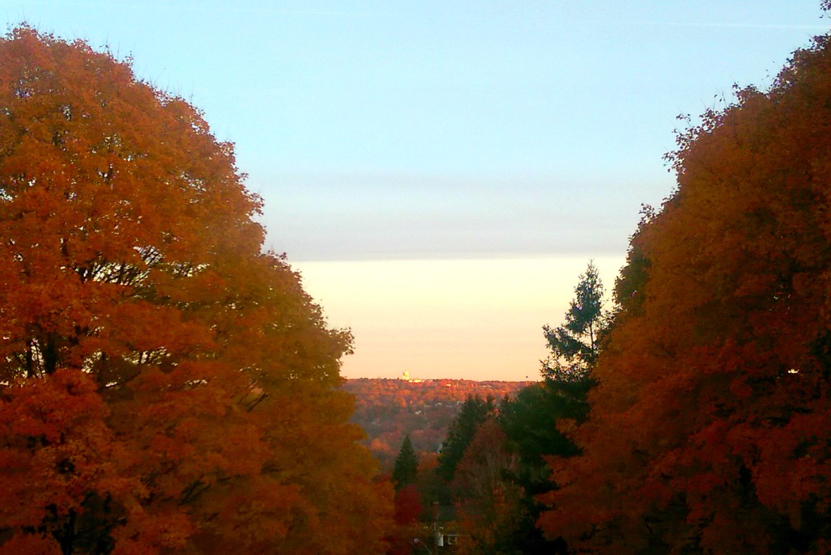 RecruiterDB's tweet photo. #Sunrise over #Waterbury and  #Watertown, CT this morning. #fallfoliage #autumnleaves #autumninct https://t.co/PbqWBcUVaT