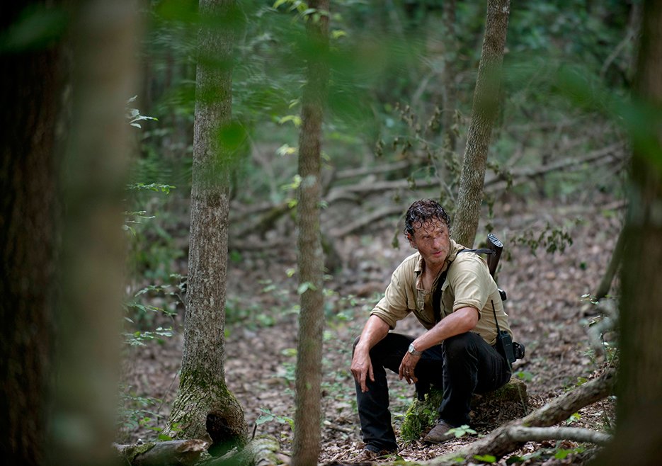 WalkingDeadIT's tweet photo. Rick dopo essersi dissociato dal gruppo, durante un uccisione di un errante viene ferito ad una mano #TWDita https://t.co/1zkDFdnsdh