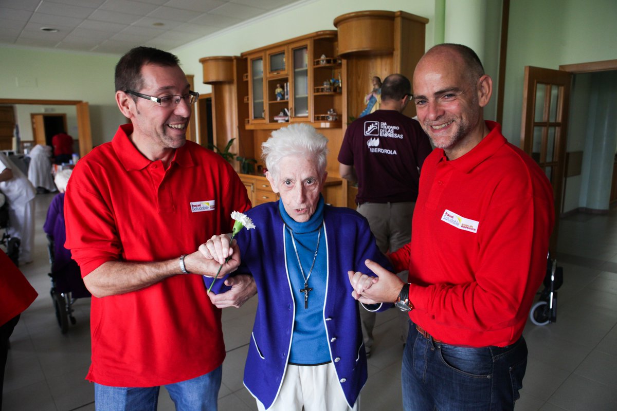 cooperacion's tweet photo. "Descubres que son ellos los que comparten su tiempo contigo" cuenta una voluntaria del #DSE15 de @Calidad_Pascual https://t.co/5u1RPk2zOj