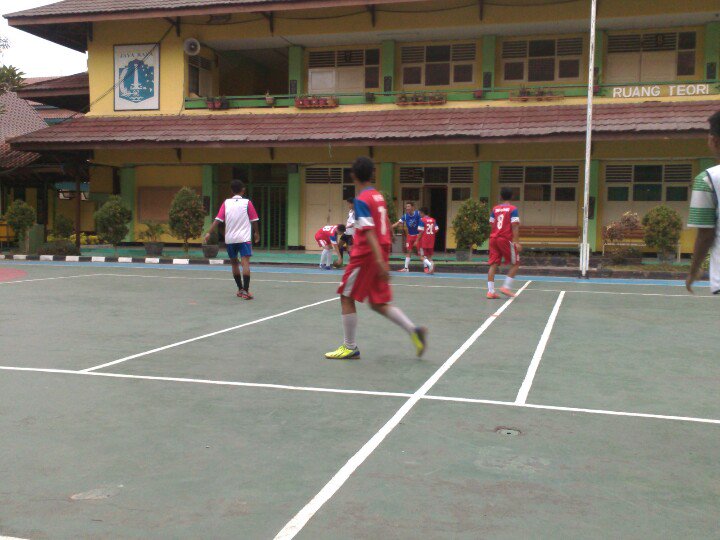 smk58futsal's tweet photo. Ini ad sedikit jepretan kamera butut. Kelas X VS XI #trofeo #smk58 #futsalsmk58 #fun https://t.co/XrKh2K6TdP