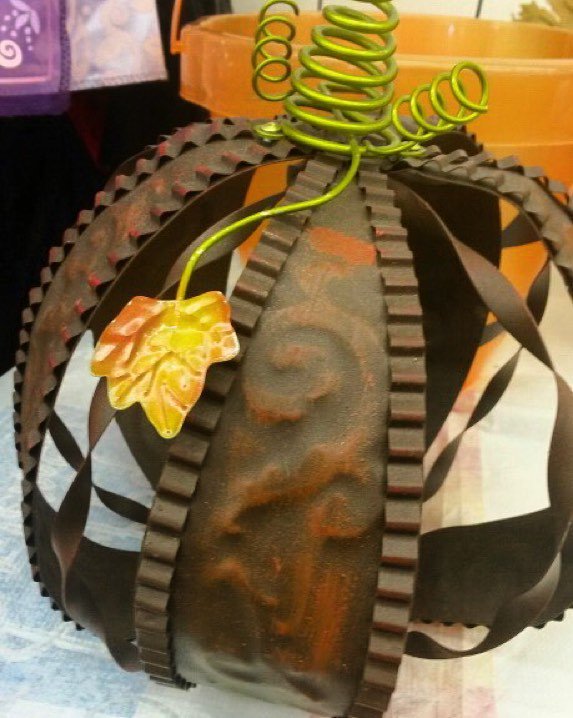 MyUniqueThrift's tweet photo. #Halloween pumpkin, #thrift edition🎃 #SpottedInStore #MyUniqueFinds https://t.co/2dHZBQoYOL