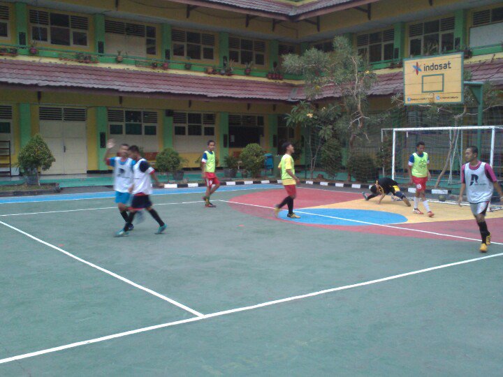smk58futsal's tweet photo. Ini ad sedikit jepretan kamera butut. Kelas X VS XI #trofeo #smk58 #futsalsmk58 #fun https://t.co/XrKh2K6TdP