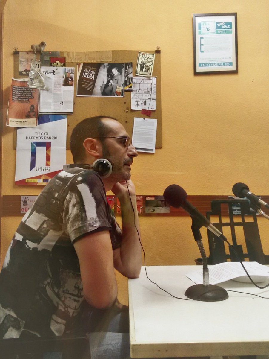 Photoland_Spain's tweet photo. @edya70 en su sección cultural en el programa @autofotoRK  en @RadioKras #Gijon #Xixón #Asturias https://t.co/zdIG67oqkz