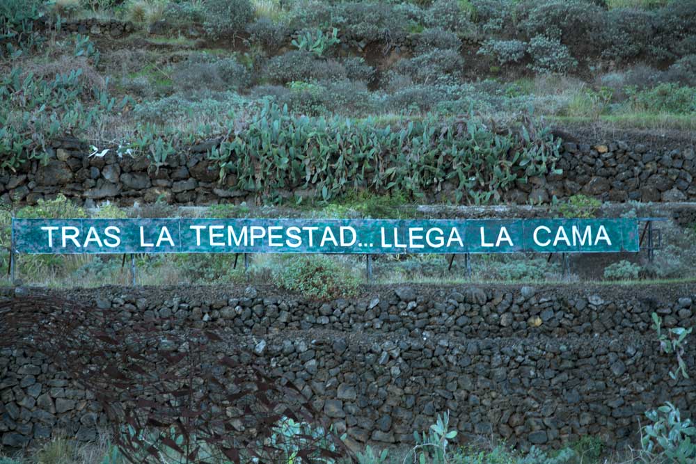 mensajeanoniman's tweet photo. "TRAS LA TEMPESTAD... LLEGA LA CAMA" #tenerife #cartelautopista #anoniman https://t.co/E8SAdKluJX