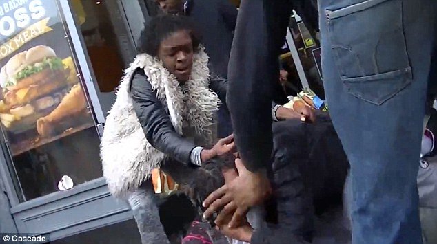 DailyMailUK's tweet image. A four-person brawl broke out in front of KFC in Croydon over a 'mum diss' dailym.ai/1GuPSrz