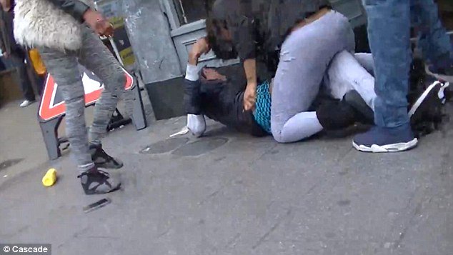 DailyMailUK's tweet image. A four-person brawl broke out in front of KFC in Croydon over a 'mum diss' dailym.ai/1GuPSrz