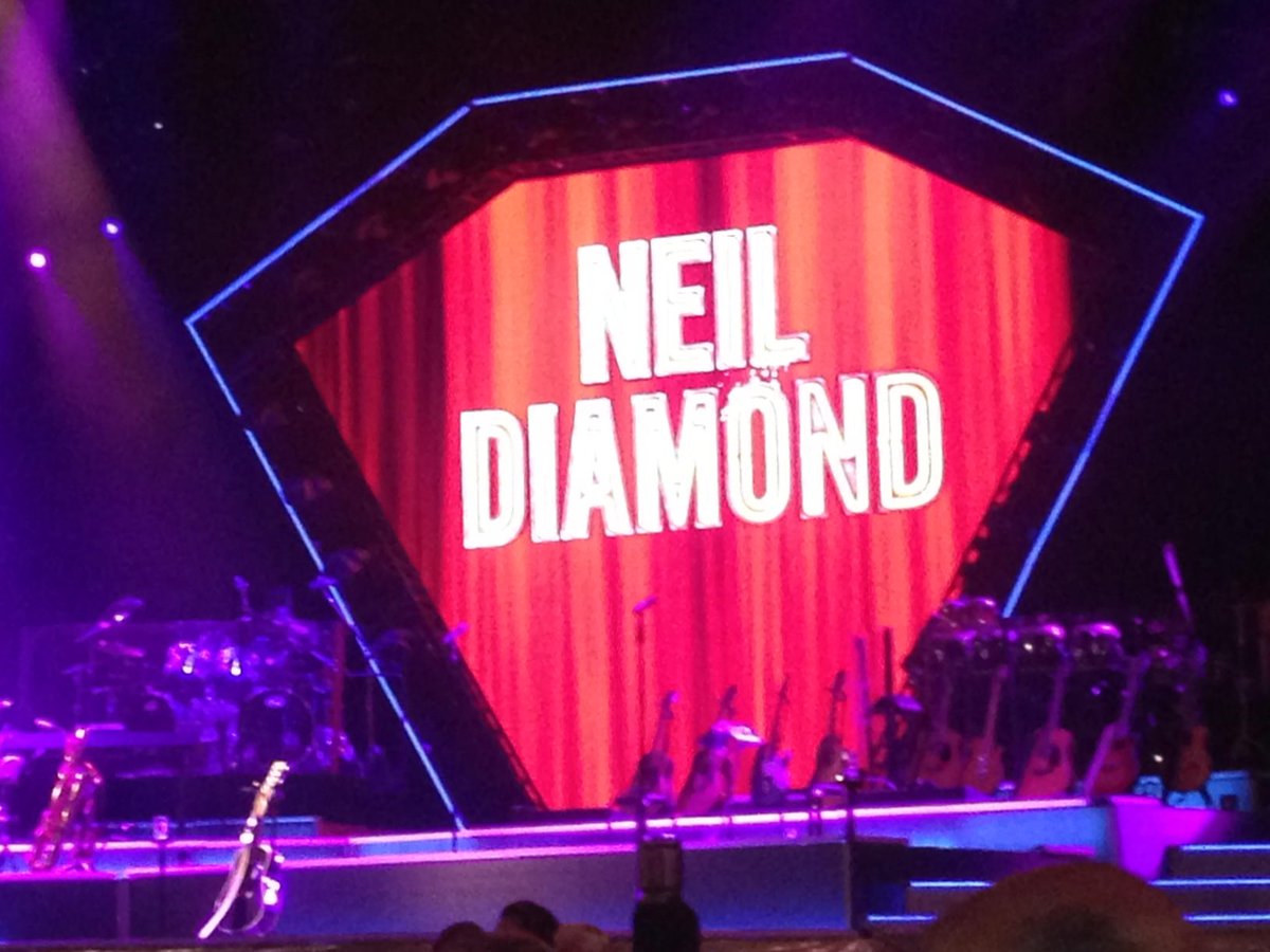 KazAD20's tweet photo. Waiting for the man. Is Alan still in the band? Take it Alan... #tweetcaroline https://t.co/A2YyWodVQm