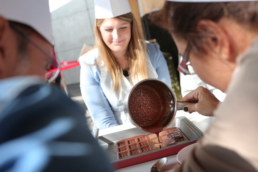 Swiss_Pavilion's tweet photo. Learn how to make chocolate at the #SwissPavilion! #ChocoAtelier in 1 hour at #Expo2015 https://t.co/n4tyZYjqdq https://t.co/bTQJnvOXFW