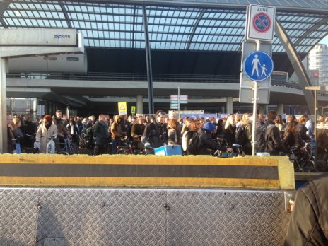 Grote drukte bij @GVBveren en chaos aan CS-zijde in ochtendspits, extra reistijd!