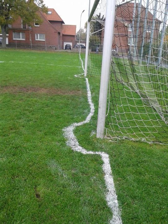 Der Pfosten ist mit vollem Umfang hinter Linie! #amateure #Amateurfußball #haha #lol