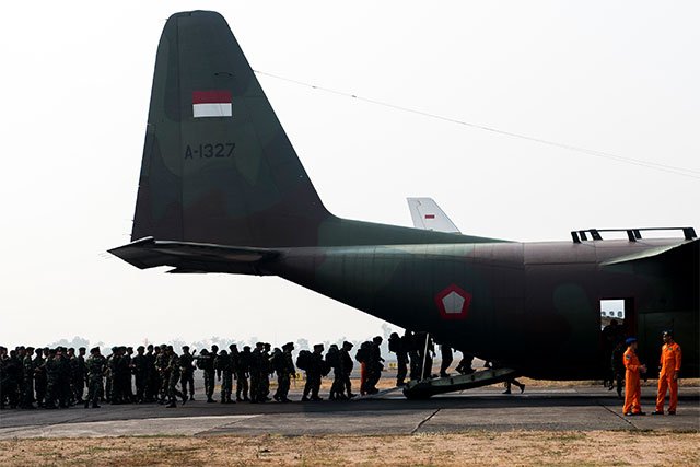 mediaindonesia's tweet photo. [FOTO] TNI Berangkatkan 1.000 Prajurit Padamkan Kebakaran Hutan https://t.co/3ZR5AtUz8b https://t.co/IUMrDFjUsd