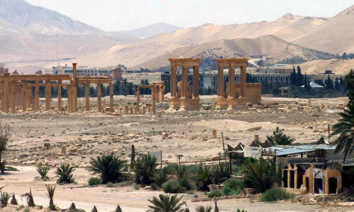 Estado Islâmico executa três em colunas dinamitadas em Palmira. glo.bo/1Lz0pB4