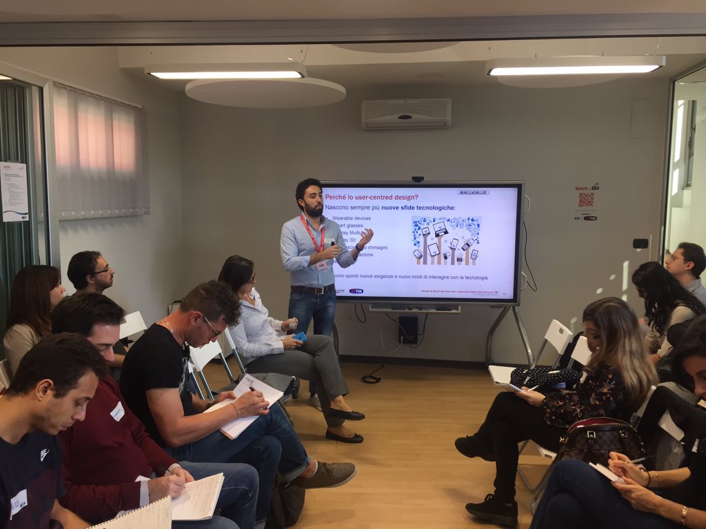 clabcatania's tweet photo. .@rinoleombruno ci parla di #usercentredesign.La tecnologia diventa positiva migliorando la vita dell'utente! https://t.co/EVOYiLgKdg