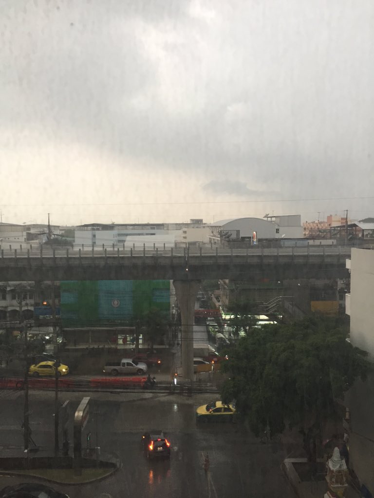 js100radio's tweet photo. RT @numsrj:  17.00น จรัญสนิทวงศ์ หน้า รพ.ยันฮี ฝนตกหนัก จราจรคล่องตัว https://t.co/jquVlz7maF