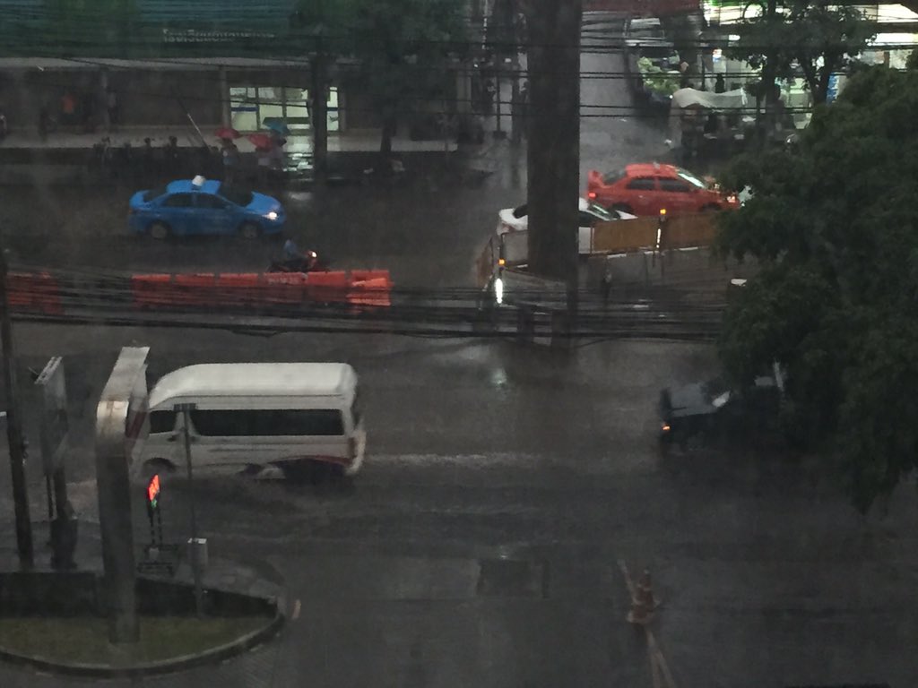 js100radio's tweet photo. RT @numsrj:  17.00น จรัญสนิทวงศ์ หน้า รพ.ยันฮี ฝนตกหนัก จราจรคล่องตัว https://t.co/jquVlz7maF
