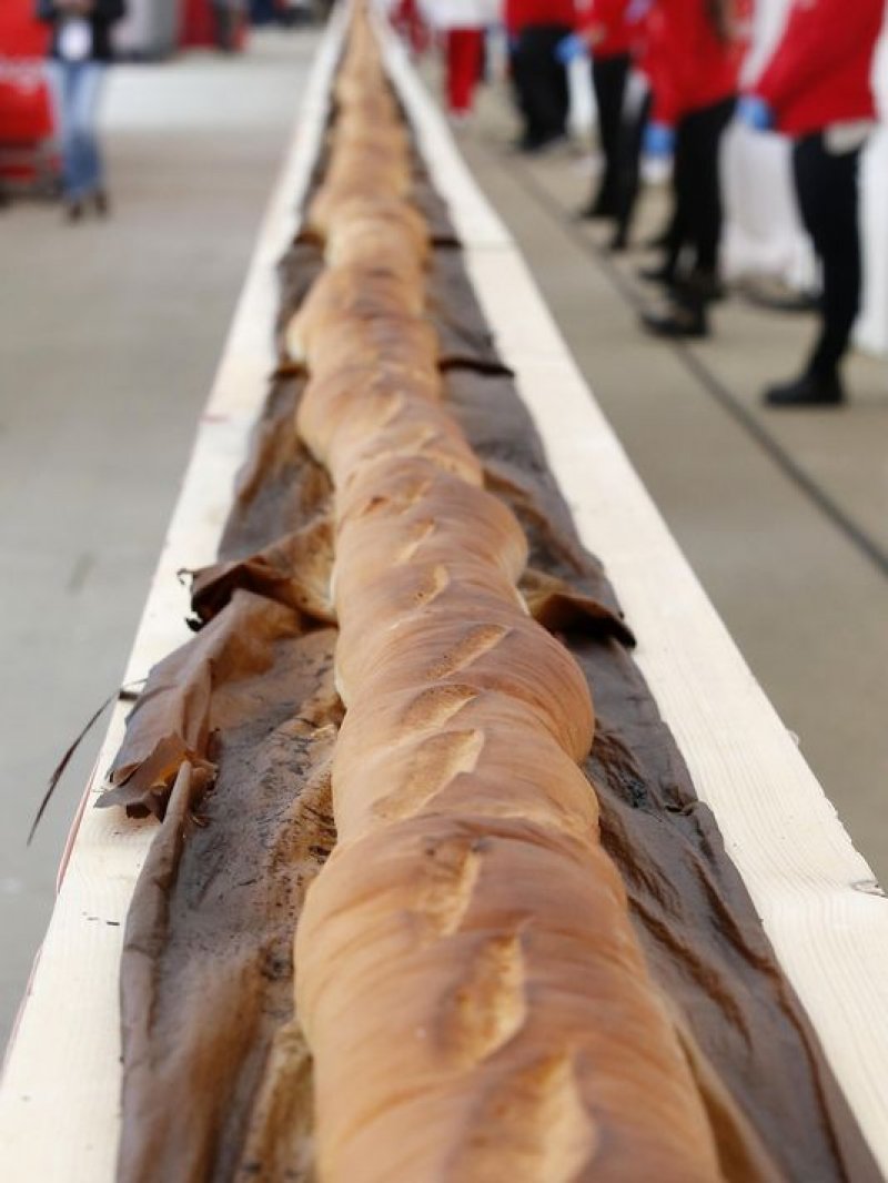 SunbakeBread's tweet photo. #BreadFact The World's longest bread measured 400 feet! https://t.co/W2SbILafat https://t.co/8akQCrojom