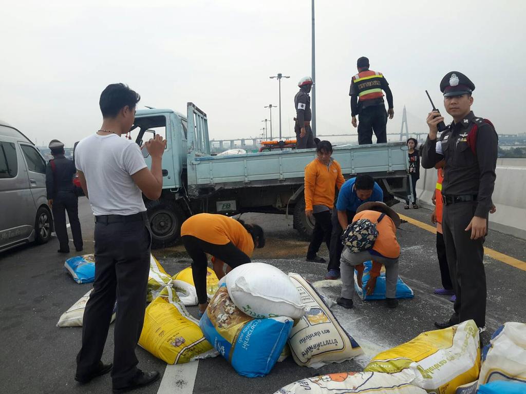 js100radio's tweet photo. สภ.สำโรงใต้เคลื่อนย้าย รถบรรทุกพลิกคว่ำบนสะพานภูมิพล พ้นการกีดขวาง  https://t.co/XDE4oP5Z6c