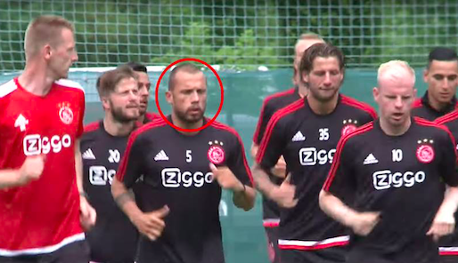 DeSpeld's tweet image. Hilarische stunt: Johnny trainde 5 minuten mee met Ajax - Undercover-actie gaat viral speld.nl/?p=57292