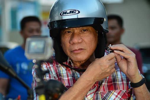 ABSCBNNews's tweet photo. Duterte issues 'shoot-to-kill' order vs. drug pushers, users in Davao https://t.co/GzZ0Ieelc0 https://t.co/E7oz3CaS2i