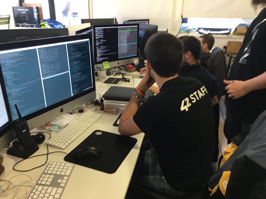 Gregoire_fr's tweet photo. Emmanuel Macron dans le "bocal" de @42born2code, lieu où est gérée la pédagogie, l'enseignement... https://t.co/C47UC0EG8C