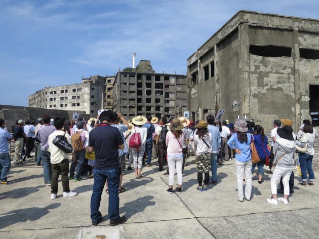 jazz_singletone's tweet photo. 現在廃虚と化している長崎市の軍艦島（正式名:端島）RC造の建造物が立ち並ぶ無人島として廃虚マニアの間で有名だった軍艦島にいまや家族連れや若い女性客が押し寄せているという。
日本経済新聞 https://t.co/n00zf9f6WE https://t.co/cbWMHra0Nv