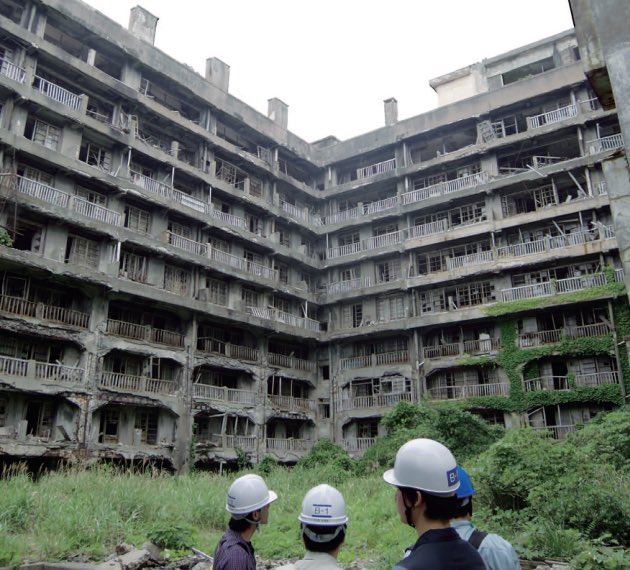 jazz_singletone's tweet photo. 現在廃虚と化している長崎市の軍艦島（正式名:端島）RC造の建造物が立ち並ぶ無人島として廃虚マニアの間で有名だった軍艦島にいまや家族連れや若い女性客が押し寄せているという。
日本経済新聞 https://t.co/n00zf9f6WE https://t.co/cbWMHra0Nv