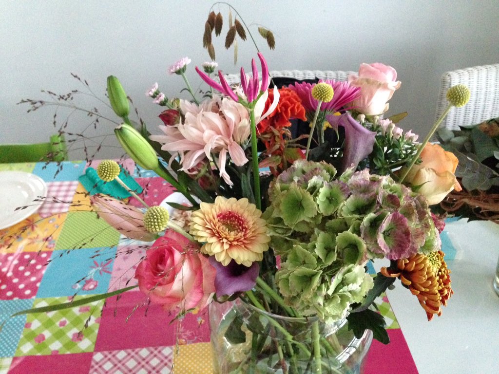 judith_otto's tweet photo. Prachtige bloemen als dank voor lezing over de kracht van de verleiding ... Van je klanten voor @NVMmondzorg #blij https://t.co/Yg6lTtqzC8