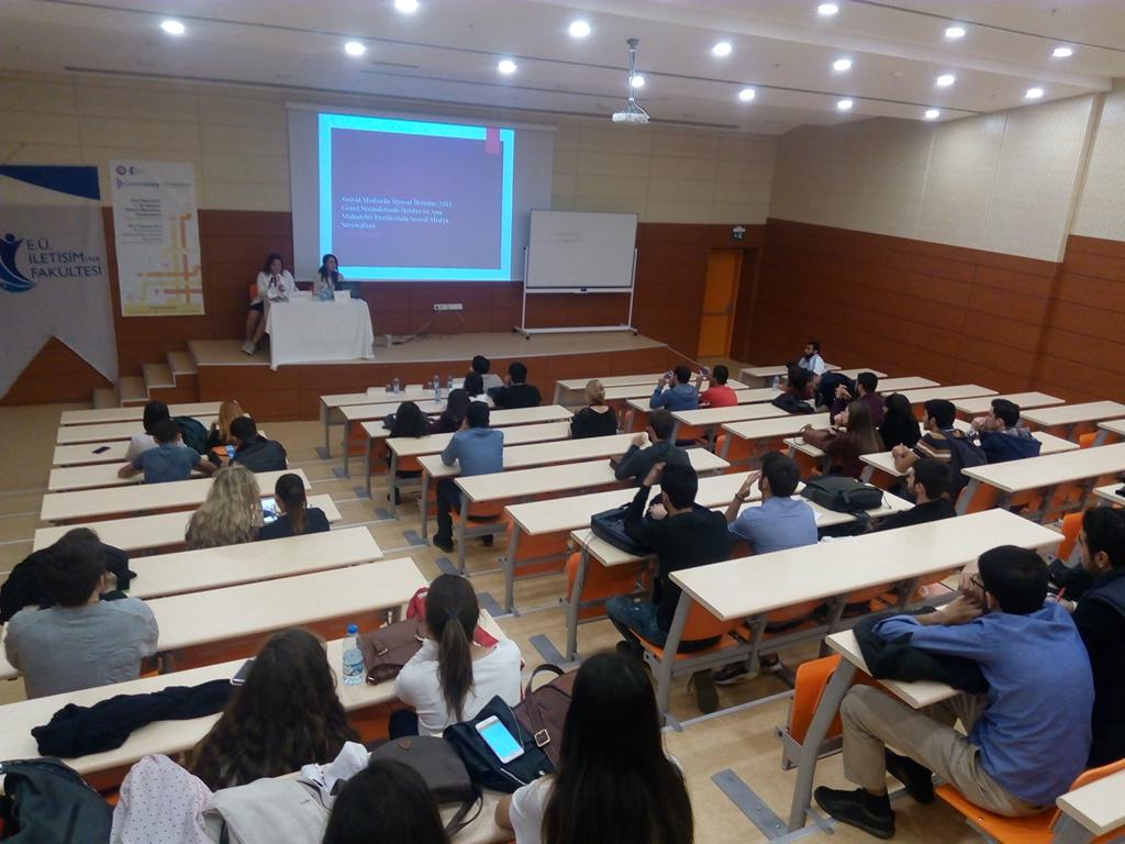 Prof.Dr. Gülgün Erdoğan Tosun başkanlığındaki Siyasal İletişim oturumu 1 No'lu amfide başladı. #community2015