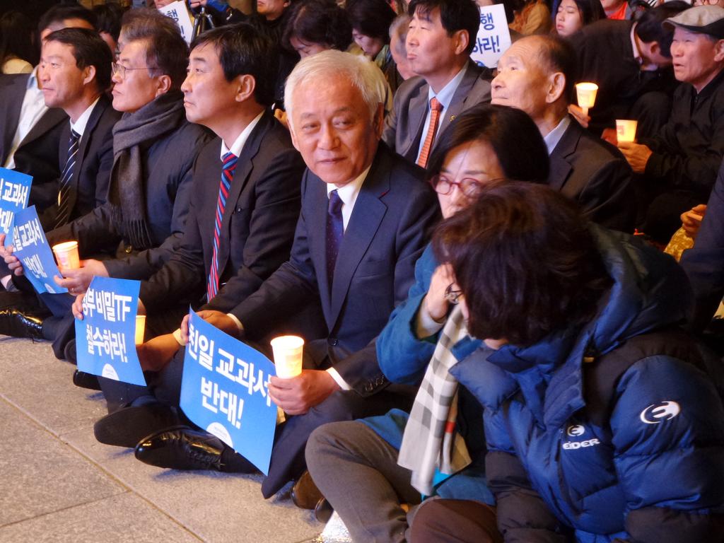 국정화 말고 국정을 부탁해! 한국사 교과서 국정화 저지 문화제가 광화문 북측 광장에서 열리고 있습니다. 나란히 앉은 김한길 의원, 이종걸 원내대표, 문재인 당대표입니다. 옆으로 전순옥 김상희 의원도 보이네요