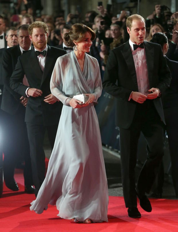 MBFWcelebs's tweet photo. #KateMiddleton wearing Jenny Packham at last night's #JamesBond premiere. 

#Formalwear
#Chiffon https://t.co/mC2KmPuThI