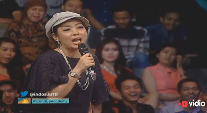 Indosiar's tweet photo. Wah, @showimah di #StandUpAcademy lucu banget loh! Klik video https://t.co/upkTAPCM7b https://t.co/qeCv6GXqUe