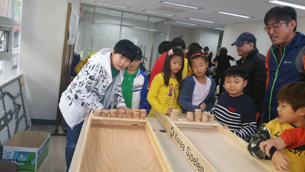 childhansol's tweet photo. 늘품카페 체험부스에 왔습니다^^
멀찍이 보기만 했던 슐런이 이렇게 흥미로울수가!!!
마을잔치에 아이들도 축제같은 기분을 느꼈답니다! https://t.co/QU5ckdS5Dk