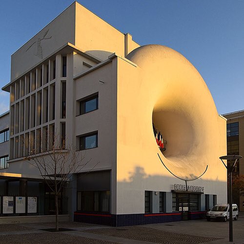 loouisfernandes's tweet photo. L'ancienne soufflerie d'Hispano-Suiza à Bois-Colombes construite en 1937 et reconverti en école 
#architecture https://t.co/dJ0QNS9ODY