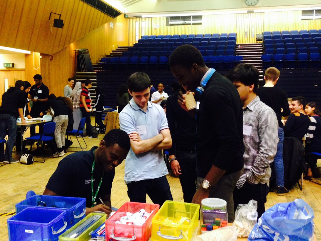 icoutreach's tweet image. #STEMPotential students bartering tasks from mentor Onome