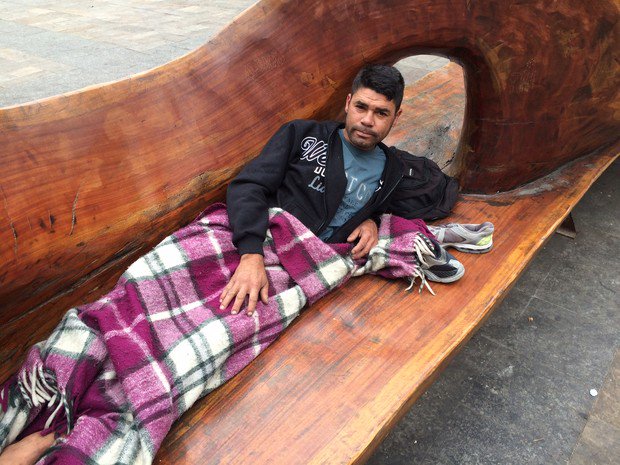 g1's tweet image. Morador de rua usa escultura como dormitório no Largo da Batata, em SP glo.bo/1O4HfXi #G1