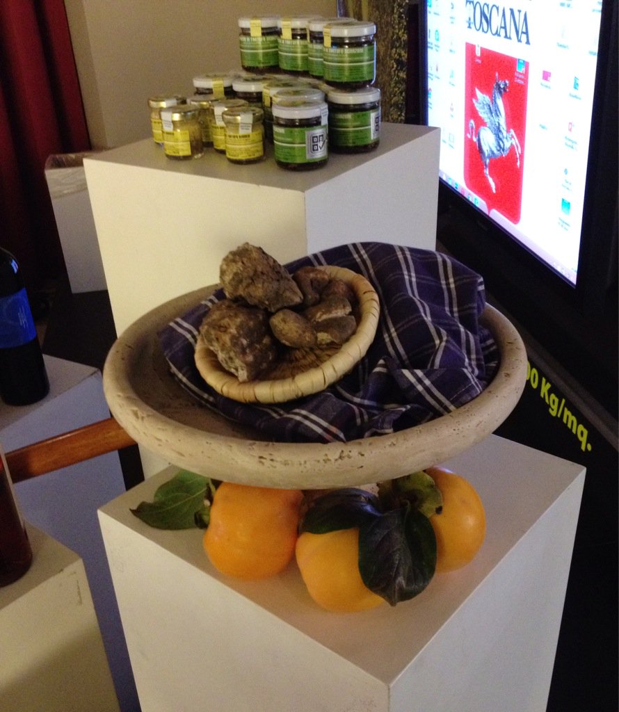 ExpoTuscany's tweet photo. Un martedì al profumo di #tartufo al @fuori_expo. #expotuscany https://t.co/4JJAJdb3As