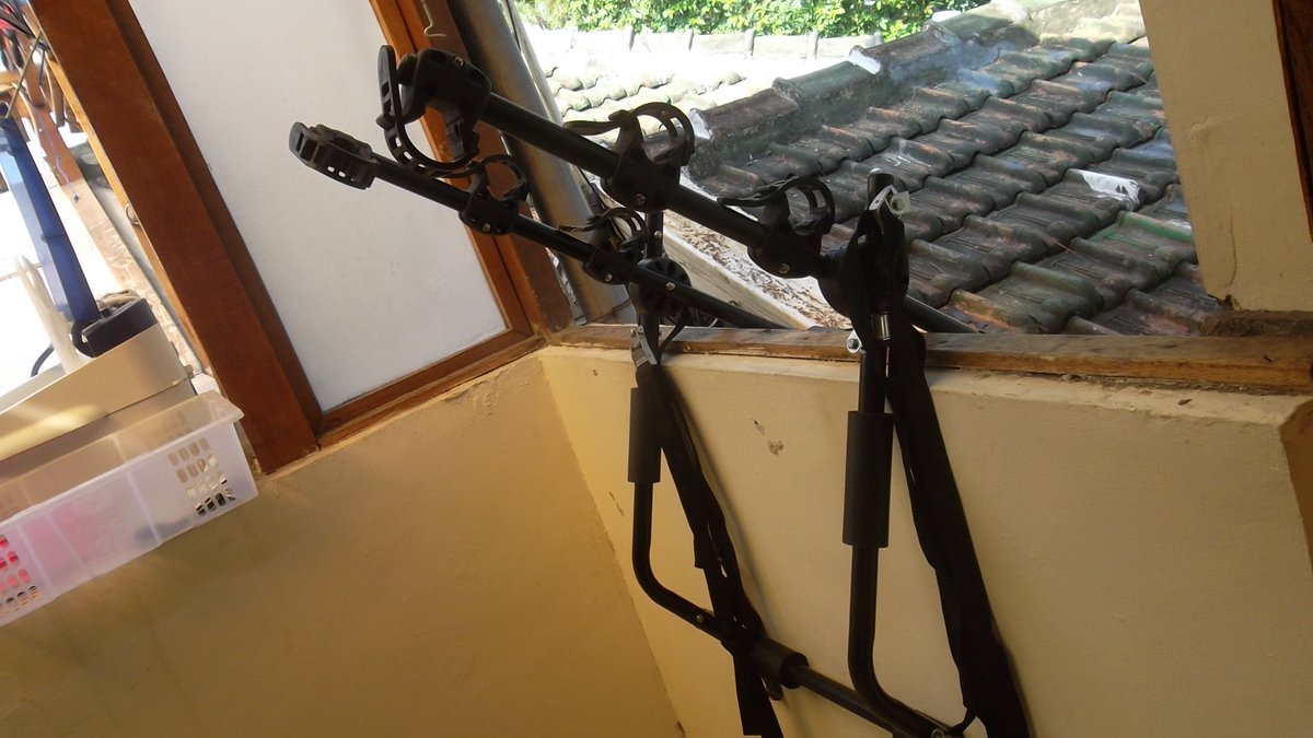 Rak sepeda buat nemepel ke mobil muat 3 sepeda kondisi mulus jarang pakai price 500 K
cp: 0895 0342 6656