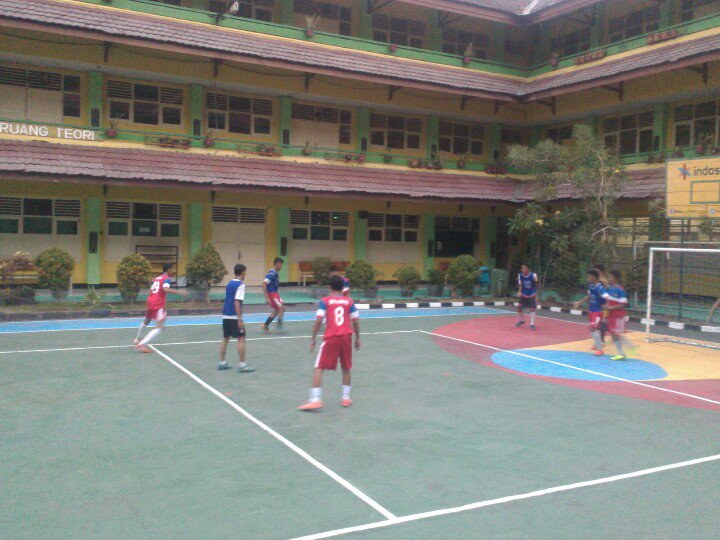 smk58futsal's tweet photo. Yang terakhir kelas XI vs XII #trofeo #smk58 #futsalsmk58 #fun https://t.co/wVCigwVRa7